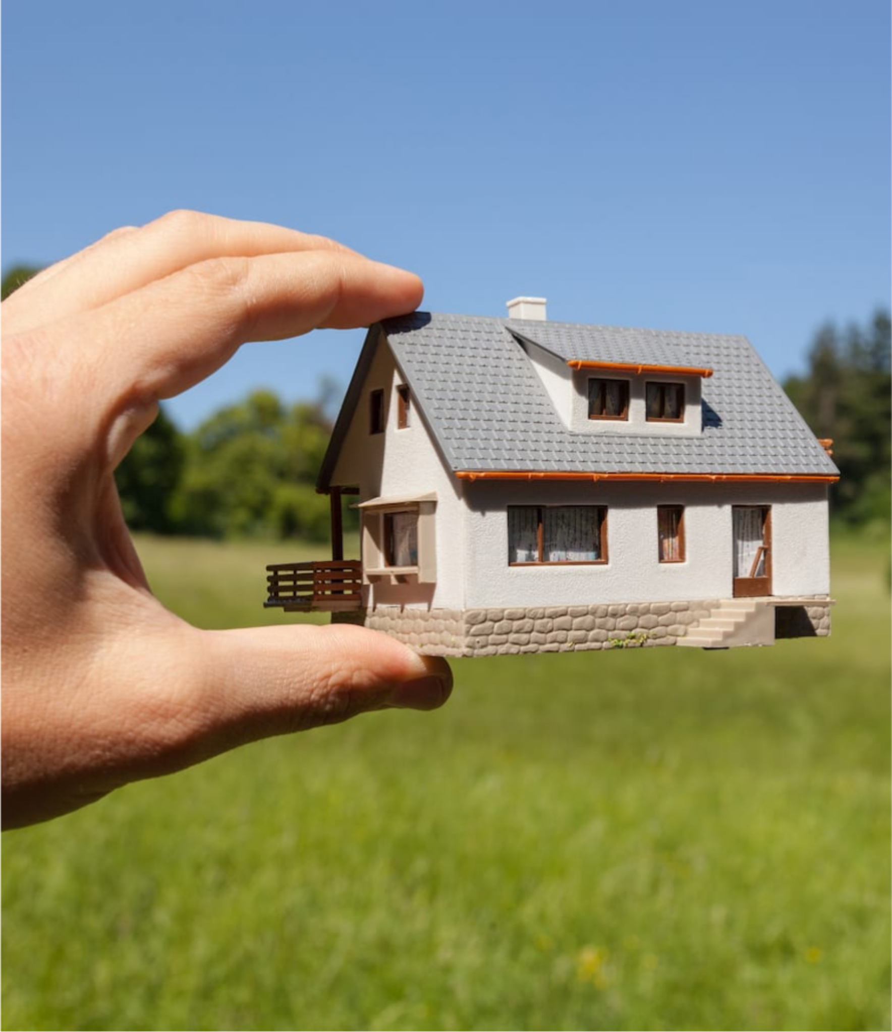 Imagem de casa sendo segurada simbolizando escolha de lote